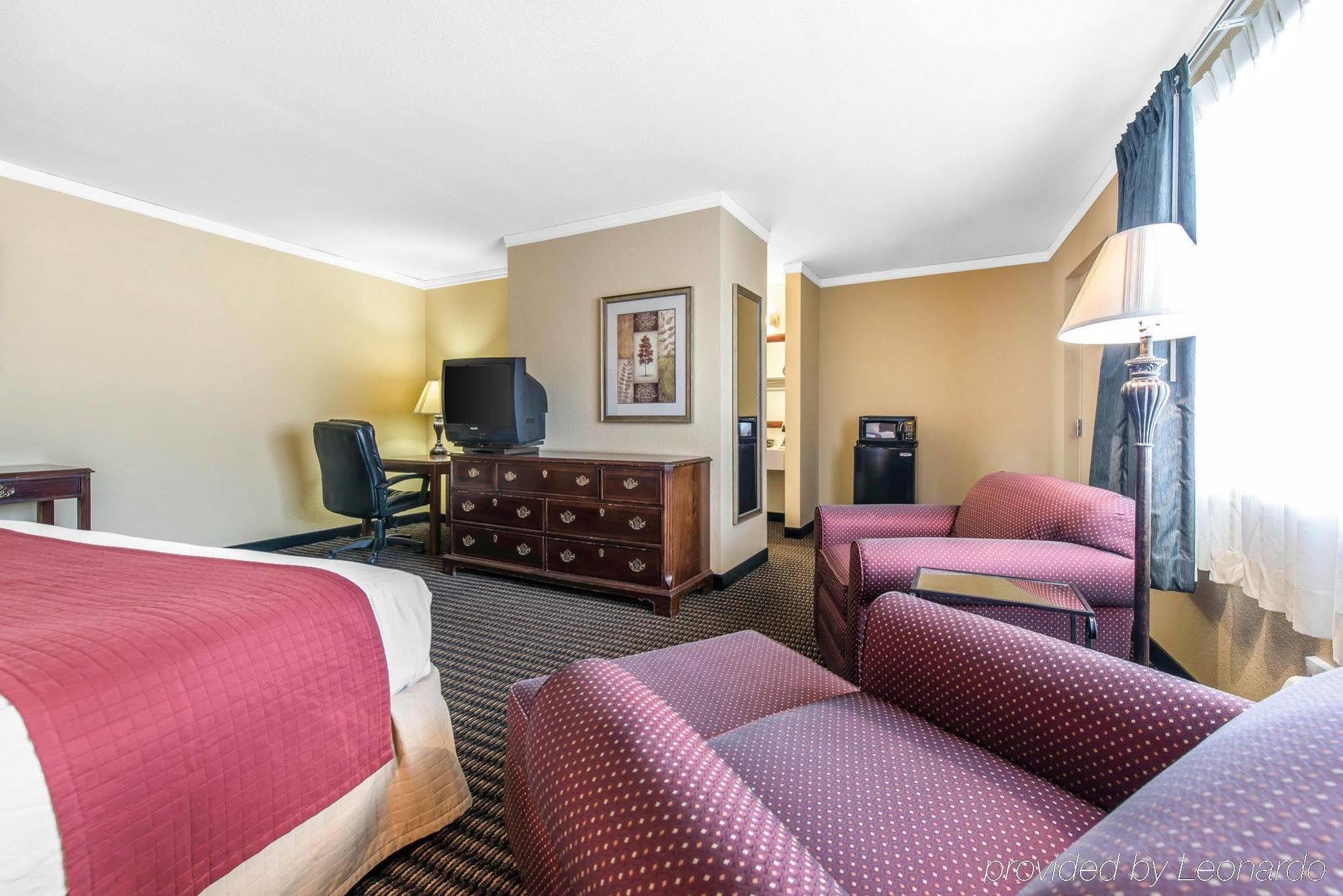 Travelodge By Wyndham Stratton Exterior photo
